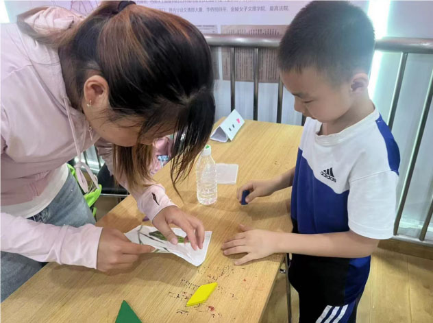 “藝賦中醫(yī)”團隊響應“愛心暑托班”號召，向社區(qū)孩童介紹中醫(yī)藥拓染技藝