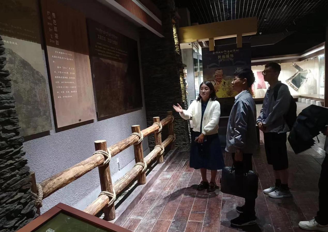 走進(jìn)自然博物館，感悟人與自然和諧共生