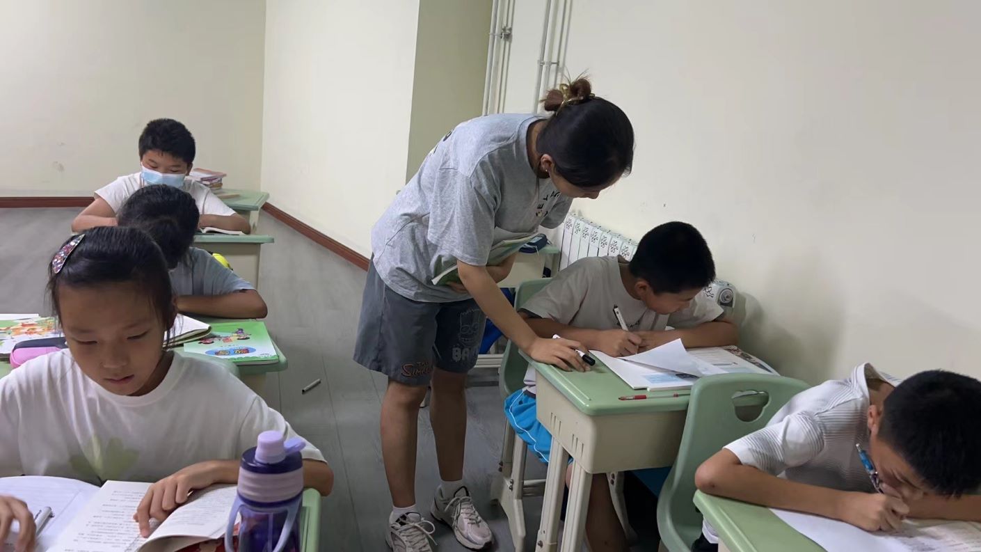 曲園學子三下鄉(xiāng)：愛心支教傳溫情 用心守護下一代