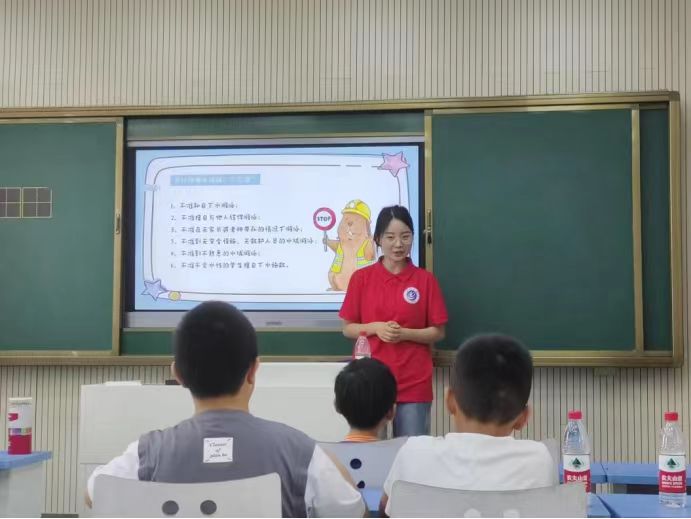 池州學(xué)院學(xué)子赴池州市貴池濱湖實驗小學(xué)開展“愛幼支教-教育關(guān)愛留守兒童”暑期社會實踐活動