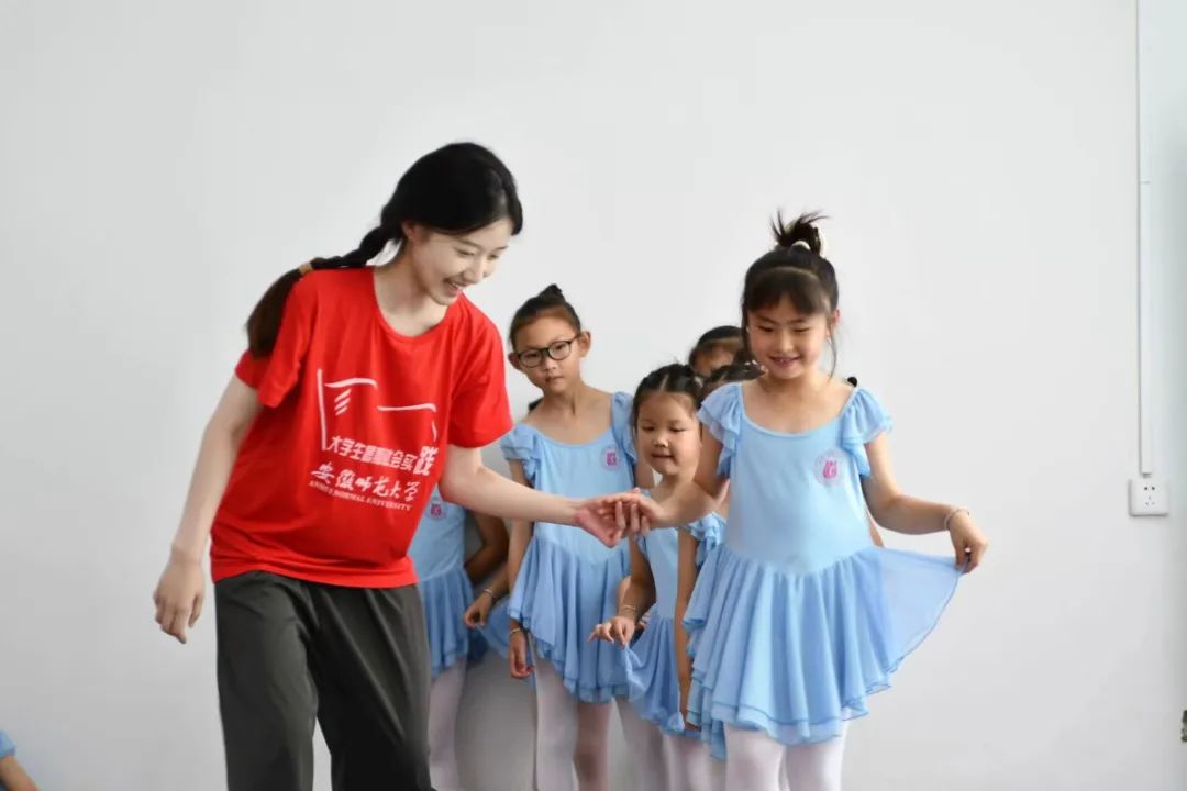 安徽學子三下鄉(xiāng)：和美鄉(xiāng)村聯(lián)非遺，青春賦能花鼓燈！