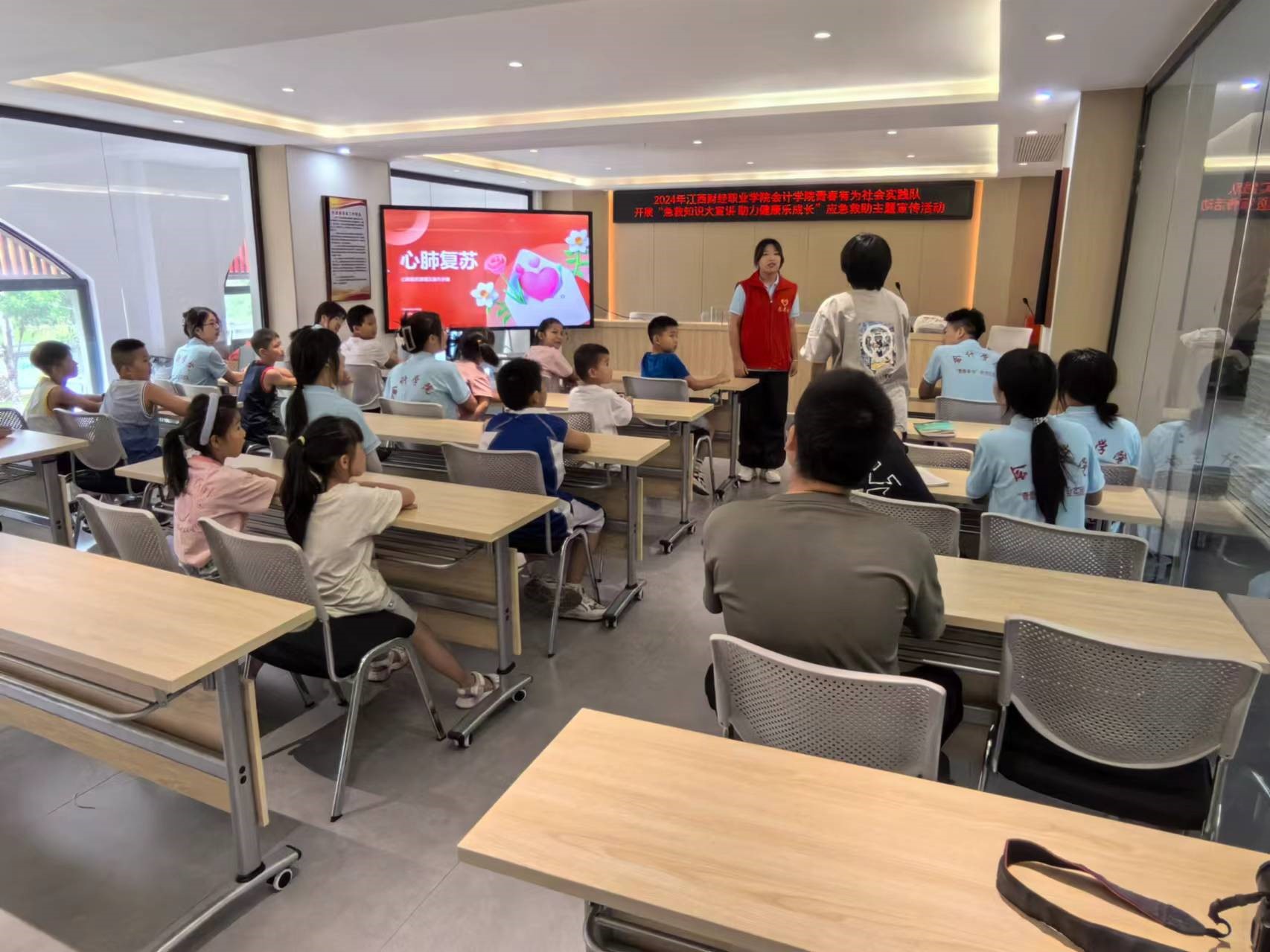 江西財經(jīng)職業(yè)學(xué)院會計學(xué)院“青春有為”社會實踐隊聯(lián)合三里社區(qū)關(guān)工委聯(lián)合開展應(yīng)急救助主題宣傳教育活動