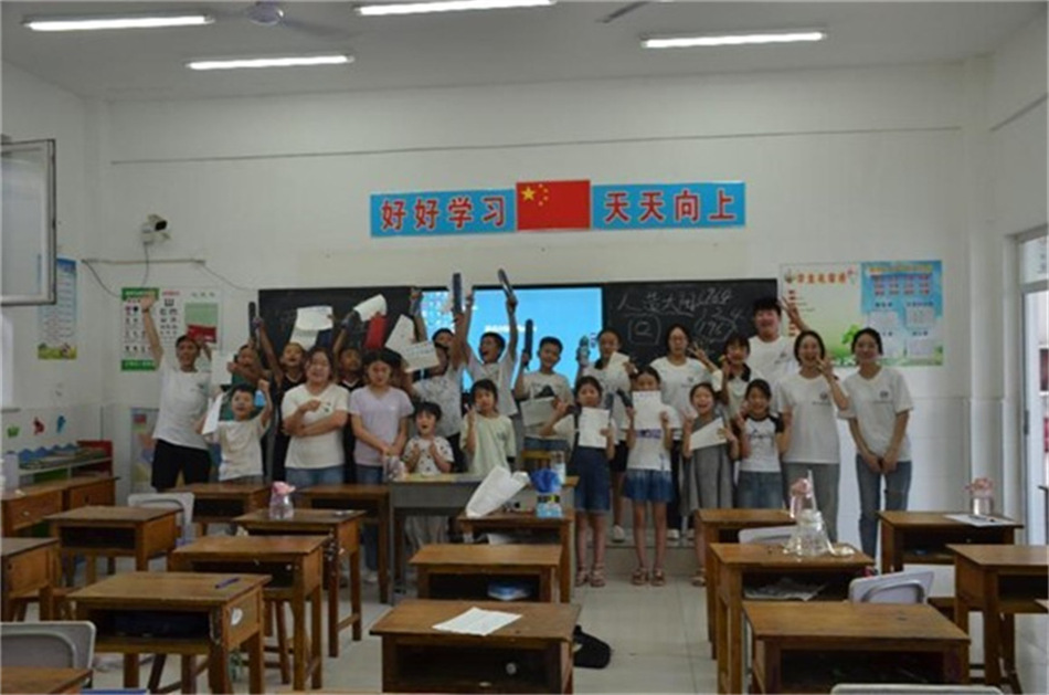 華北電力大學(xué)學(xué)子三下鄉(xiāng)：科技同行，破冰