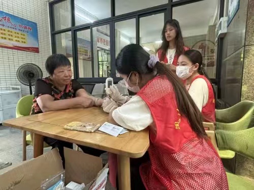 醫(yī)者仁心，愛灑人間