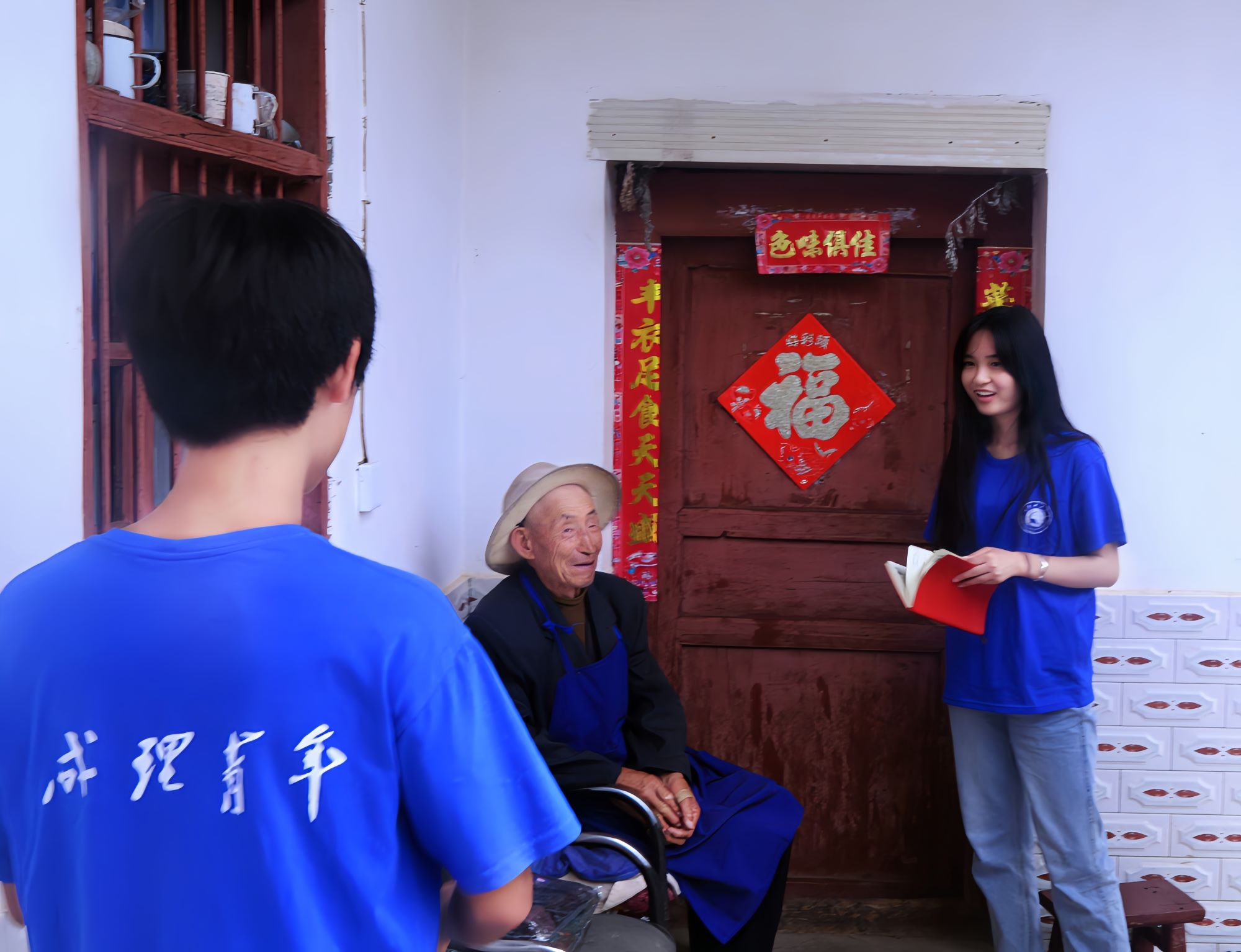 圖為團(tuán)隊成員拜訪采訪當(dāng)?shù)乩辖處煵⑾蚱滟浰鸵挛铩埵烙?供圖