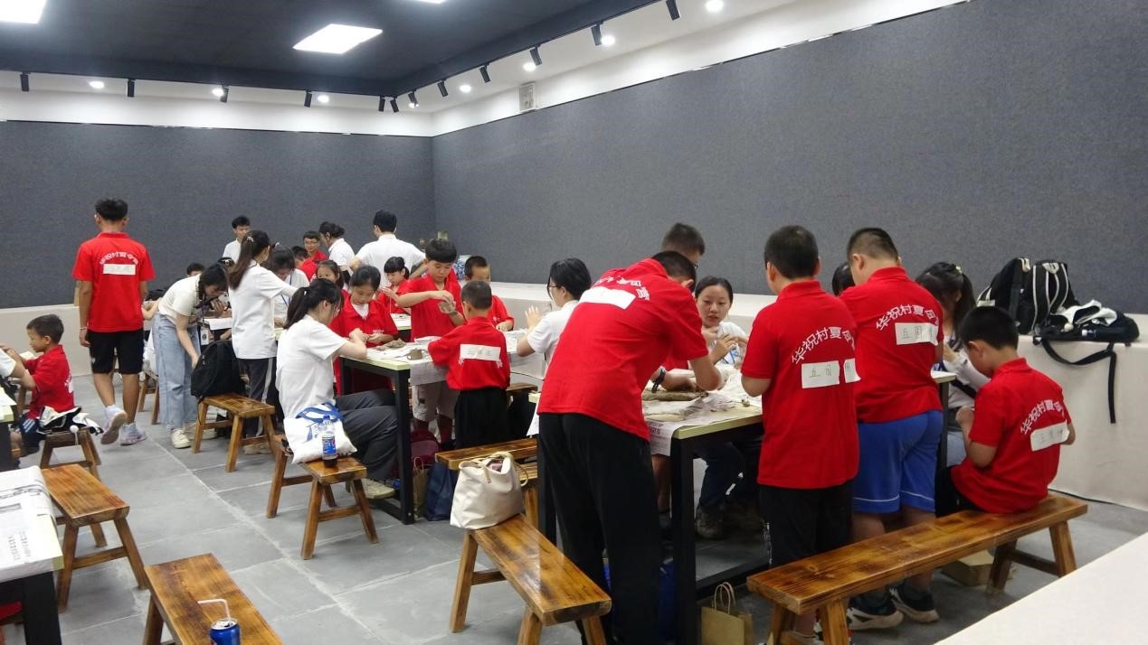 陶瓷顯現(xiàn)傳承真章，漢樂奏響發(fā)展篇章 ——華南師范大學(xué)柳夏星火暑期社會(huì)實(shí)踐服務(wù)隊(duì)組織開展大埔縣茶陽鎮(zhèn)華祝村夏令營(yíng)研學(xué)活動(dòng)