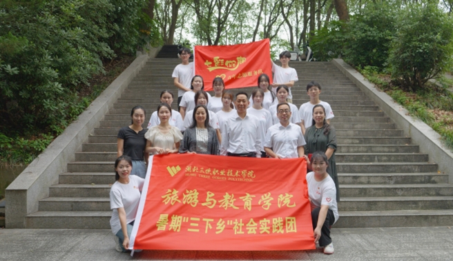 “七彩”的風(fēng)，把我們吹到了許家沖