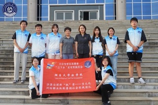 圖為調(diào)研隊(duì)成員在實(shí)地調(diào)研過后與龍口法院副院長(zhǎng)曹雪記合影。
