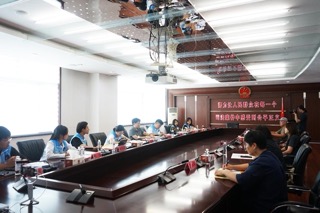 圖為調(diào)研隊(duì)成員在與法院工作人員交流互動(dòng)。