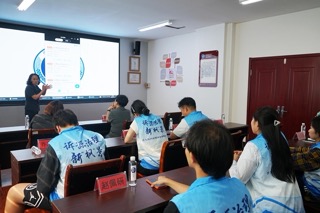 圖為調(diào)研隊(duì)成員在聽取溯源治理工作的報(bào)告。